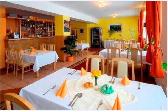 Restaurant/places to eat, Lounge or bar
