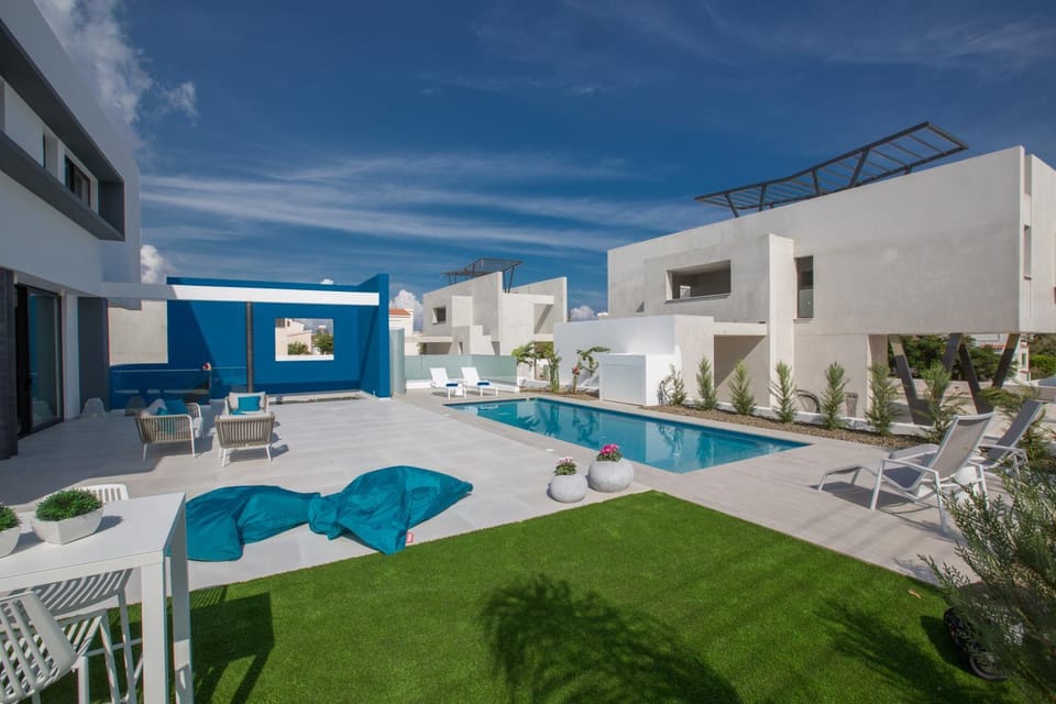 Garden, Seating area, Swimming pool