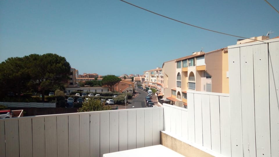 Neighbourhood, Balcony/Terrace