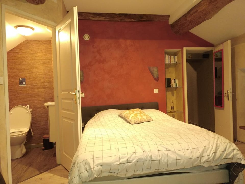 Photo of the whole room, Bedroom