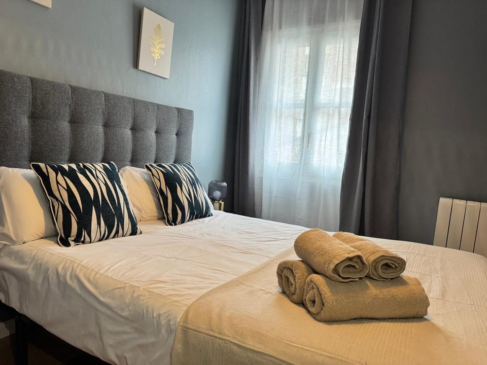 Bed, Bedroom, towels
