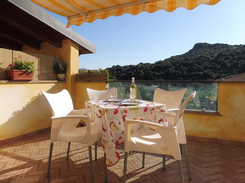 Natural landscape, View (from property/room), Balcony/Terrace, Balcony/Terrace, Dining area, Mountain view