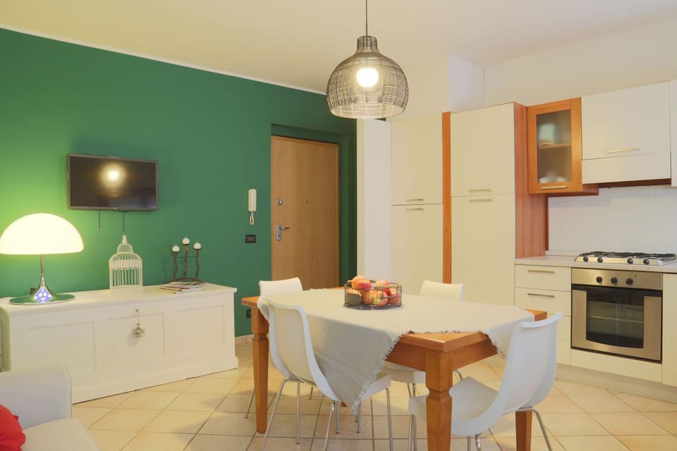 Kitchen or kitchenette, Dining area, Communal kitchen