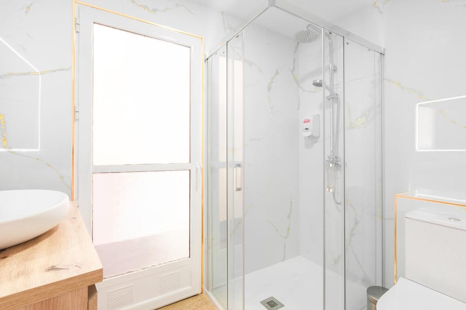 Shower, Toilet, Bathroom, towels