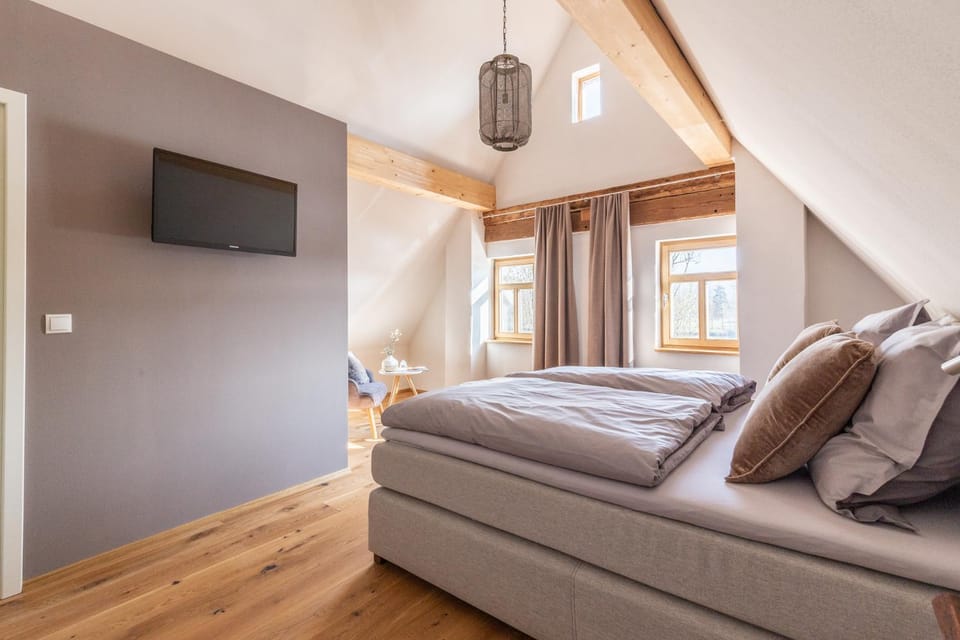 Photo of the whole room, Bedroom