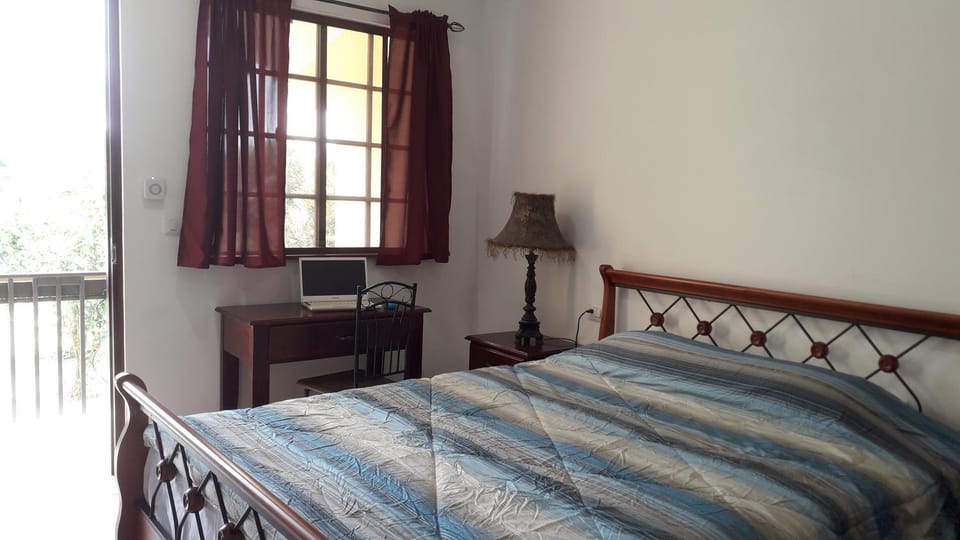 Bed, Day, Photo of the whole room, Bedroom, Garden view