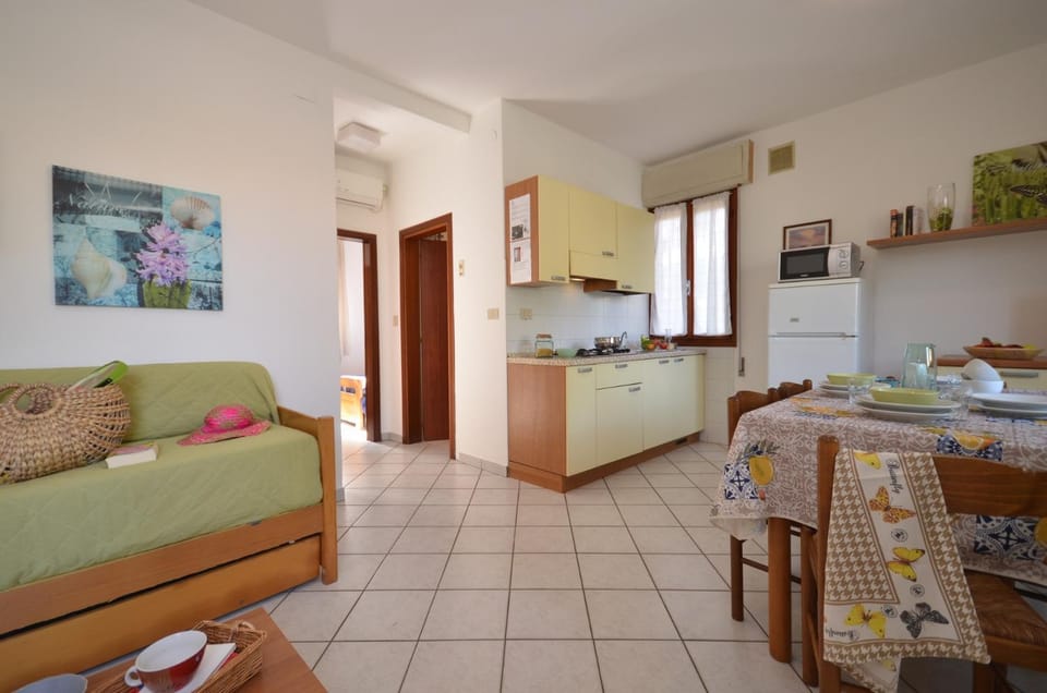 Kitchen or kitchenette, Living room, Dining area