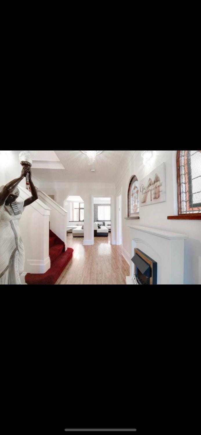 Mansion-8 bedrooms sleeps 24-3 living rooms with Spanish Marble flooring House in Luton