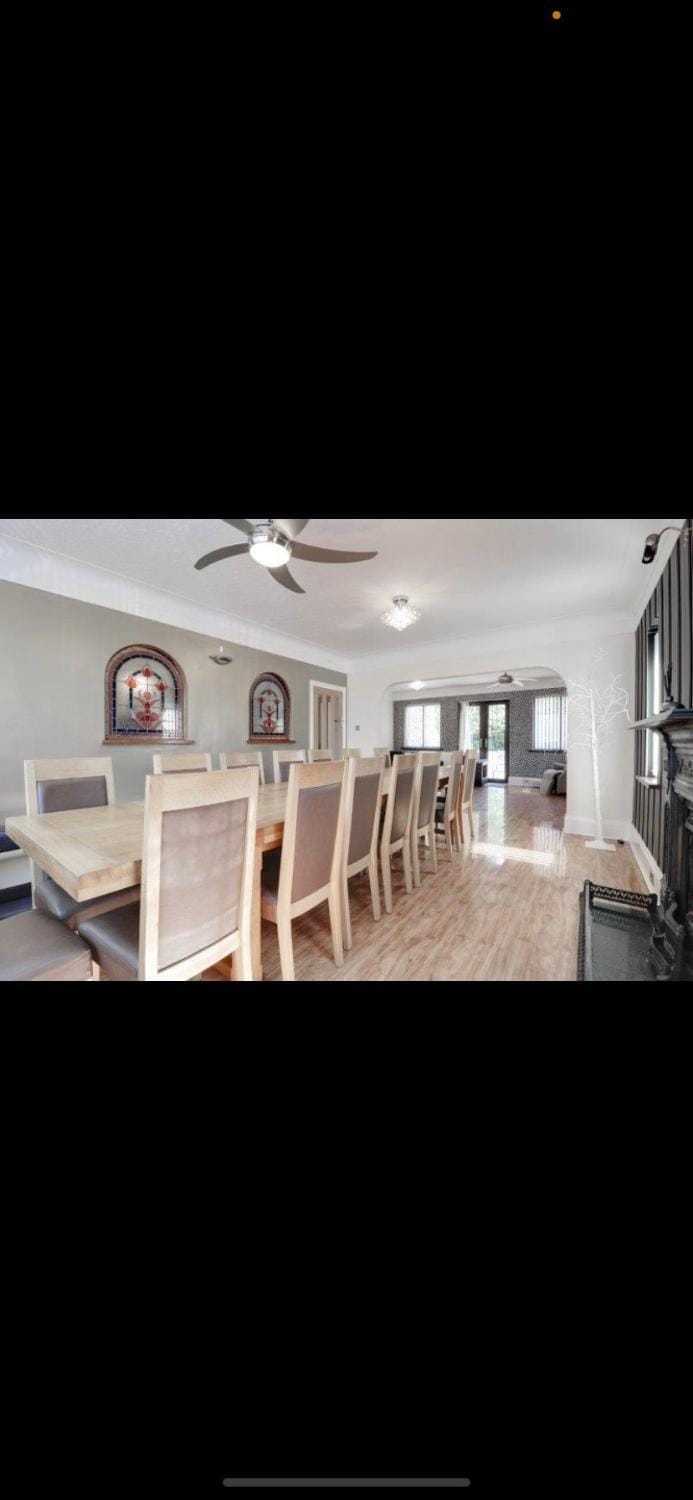 Mansion-8 bedrooms sleeps 24-3 living rooms with Spanish Marble flooring House in Luton