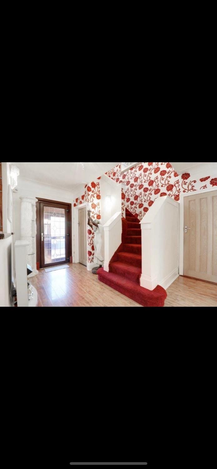 Mansion-8 bedrooms sleeps 24-3 living rooms with Spanish Marble flooring House in Luton