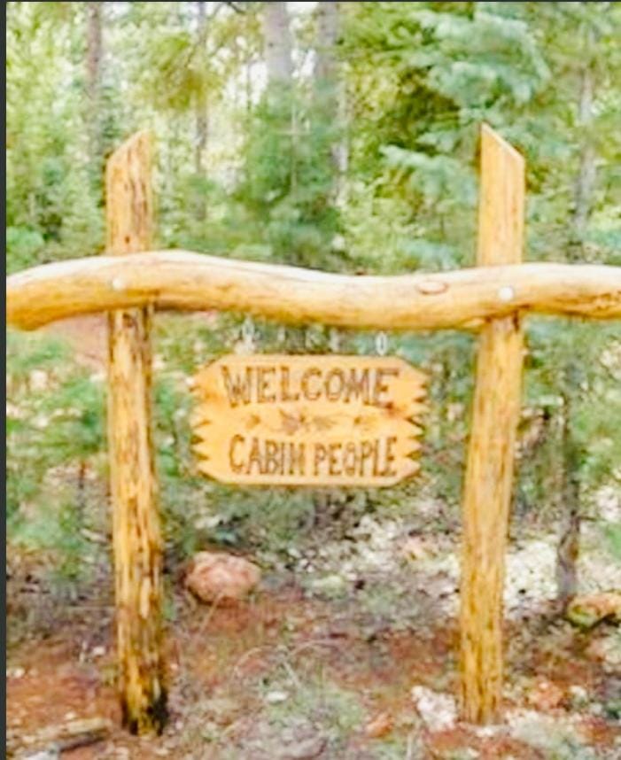 Adventure Awaits 3King Bed,2Bath Log Cabin in heart of Duck Creek Village! Cabin in Utah
