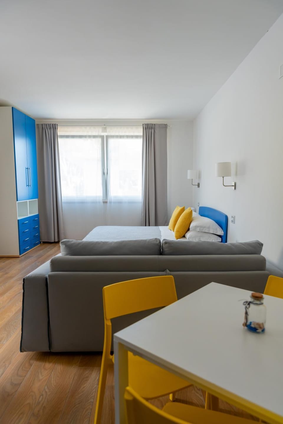 Photo of the whole room, Bedroom