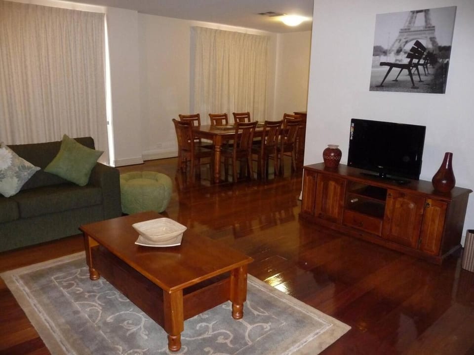 City Getaway 3 Bedroom Adelaide's East End Apartment in Adelaide