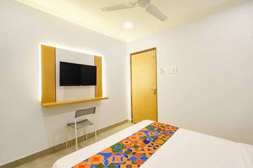Bed, TV and multimedia, Bedroom