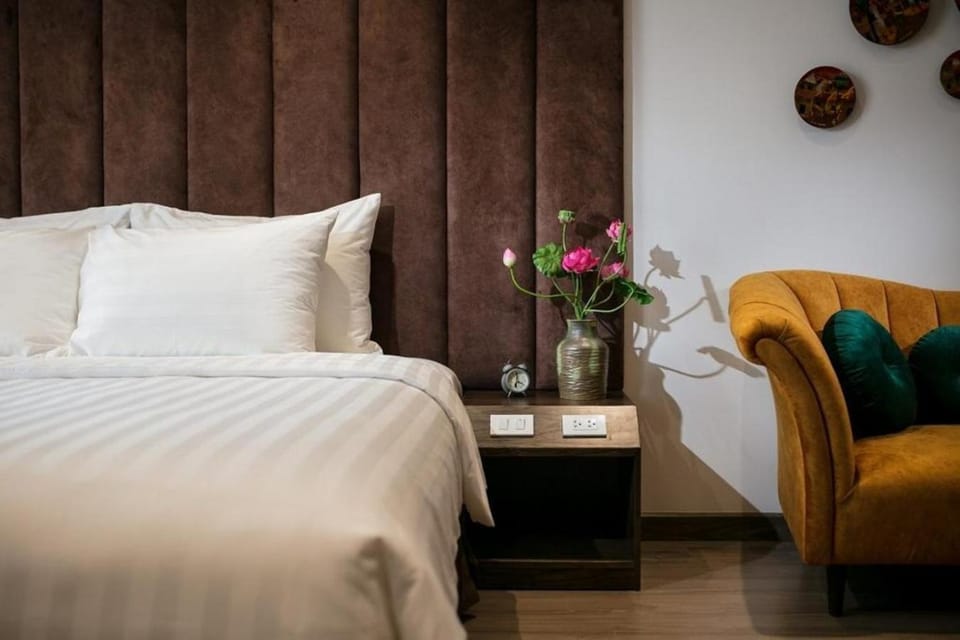 Bed, Decorative detail, Seating area