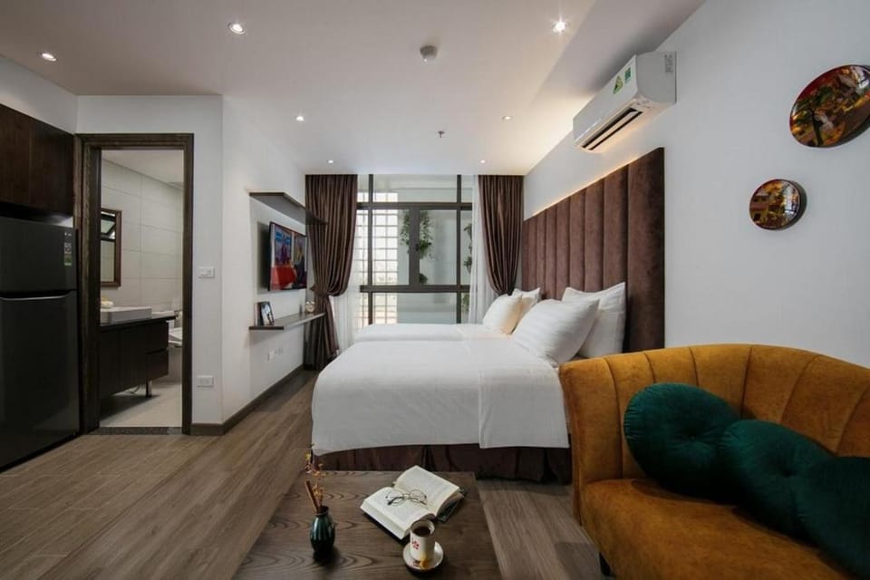 Bed, TV and multimedia, Seating area, Bedroom, air conditioner