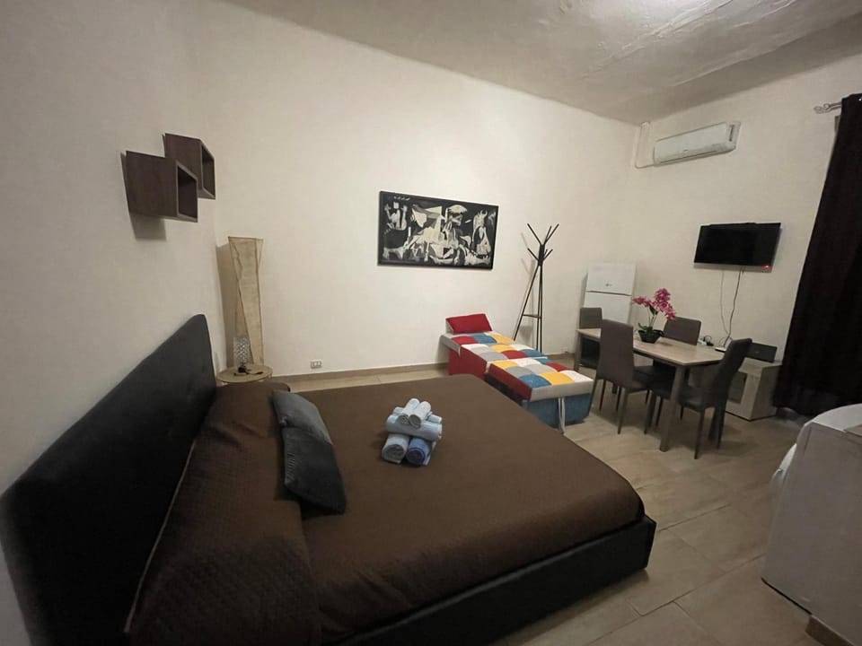 Bed, TV and multimedia, Living room, Photo of the whole room, Bedroom, air conditioner