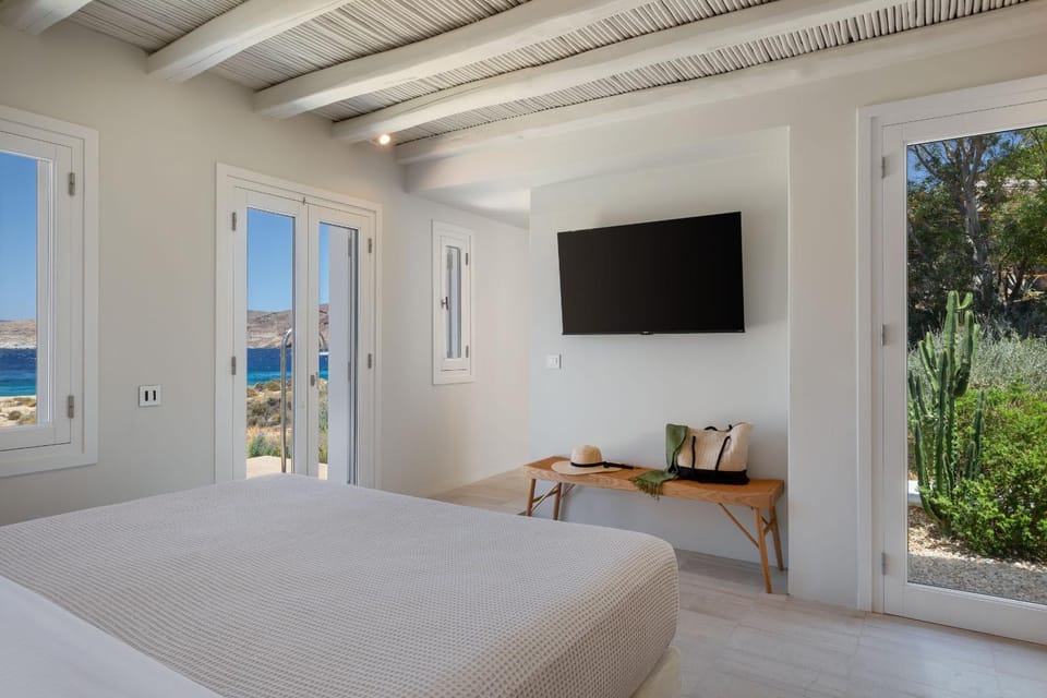 Bed, TV and multimedia, Bedroom, Sea view