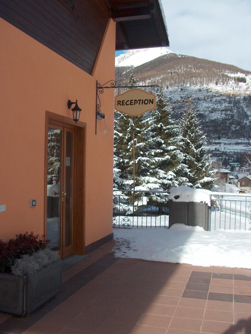 Facade/entrance, View (from property/room), Mountain view