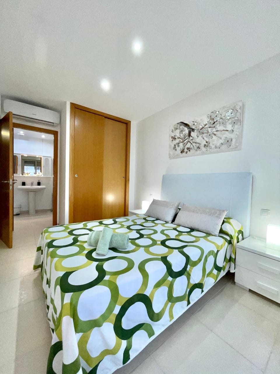 Bed, Photo of the whole room, Bedroom