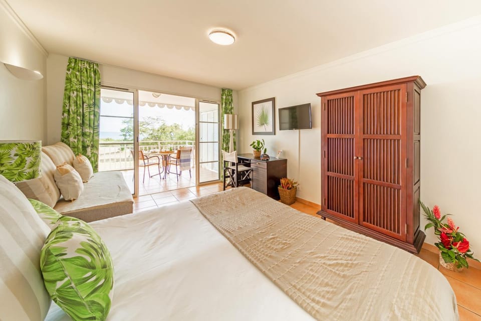 Communal lounge/ TV room, Bed, TV and multimedia, Kitchen or kitchenette, Living room, Photo of the whole room, Seating area, Evening entertainment, Bedroom, wardrobe