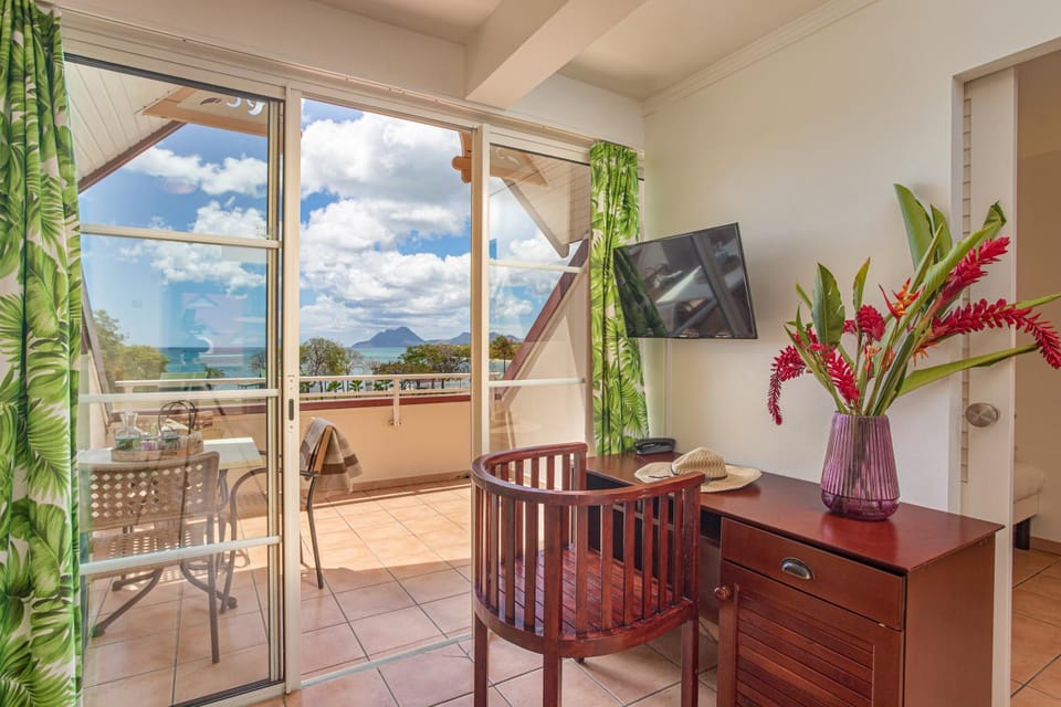 Natural landscape, TV and multimedia, Living room, Seating area, Dining area