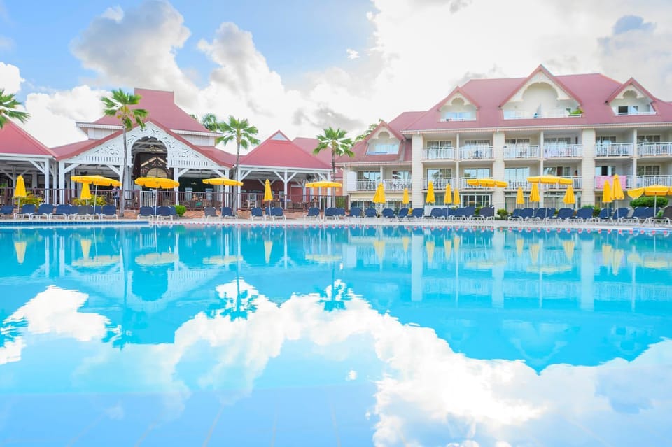 Property building, Day, Pool view, Swimming pool, sunbed