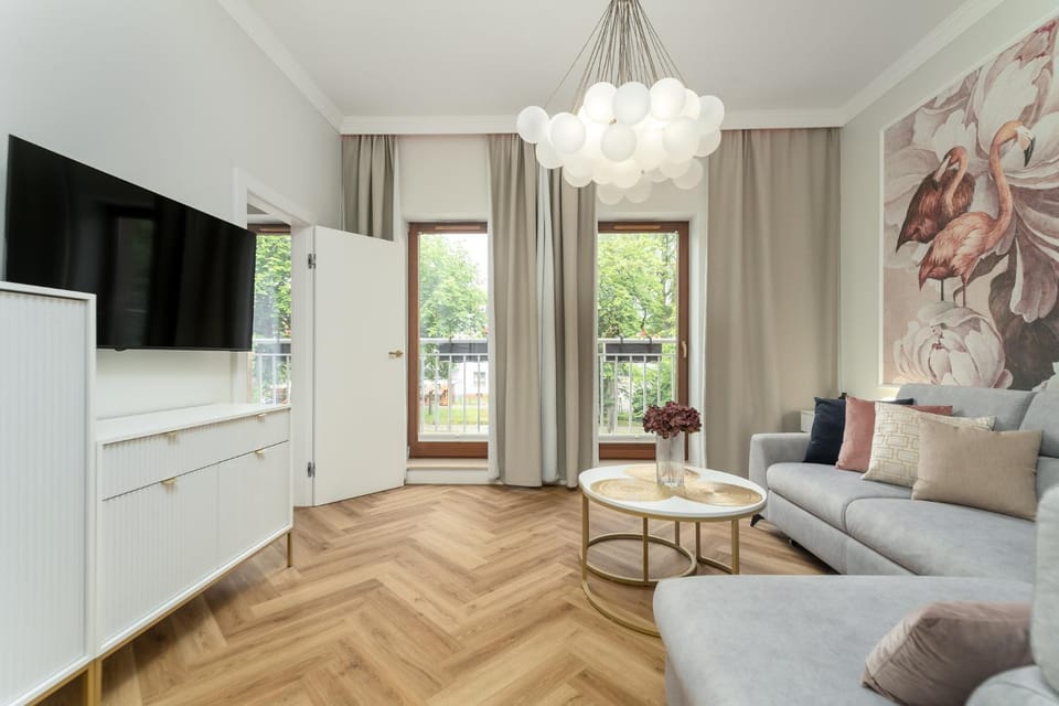 TV and multimedia, Living room, Evening entertainment