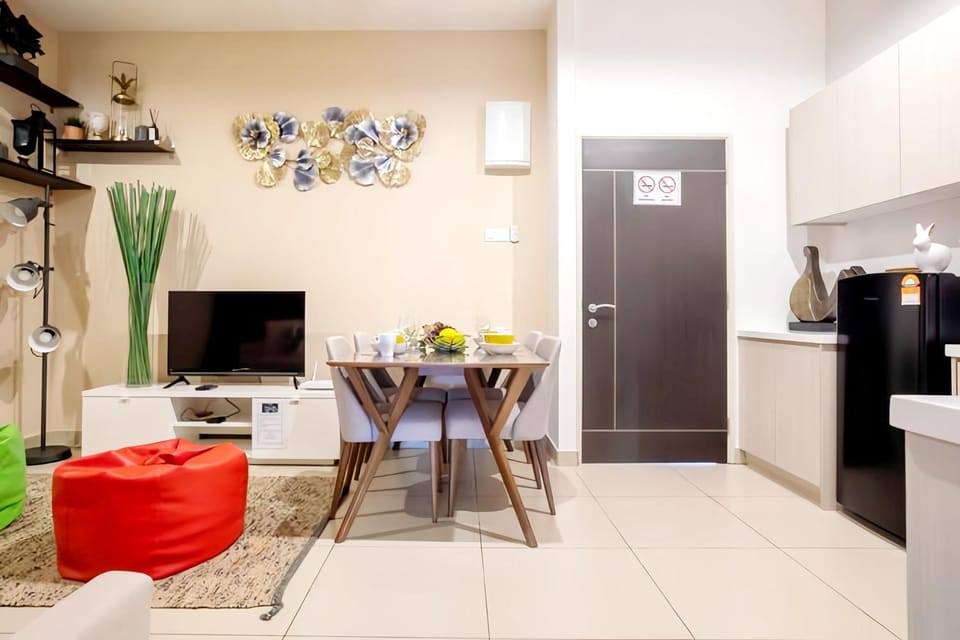 TV and multimedia, Kitchen or kitchenette, Living room, Seating area, Dining area