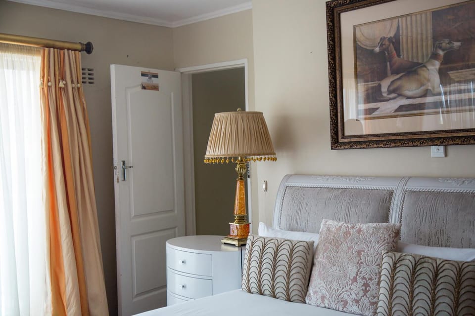 Photo of the whole room, Decorative detail