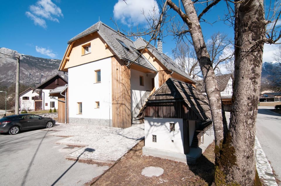 Property building, Neighbourhood