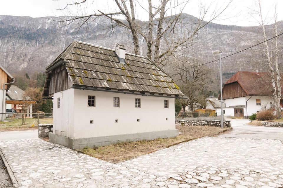 Nearby landmark, Neighbourhood