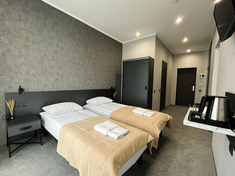 Bed, Bedroom, towels