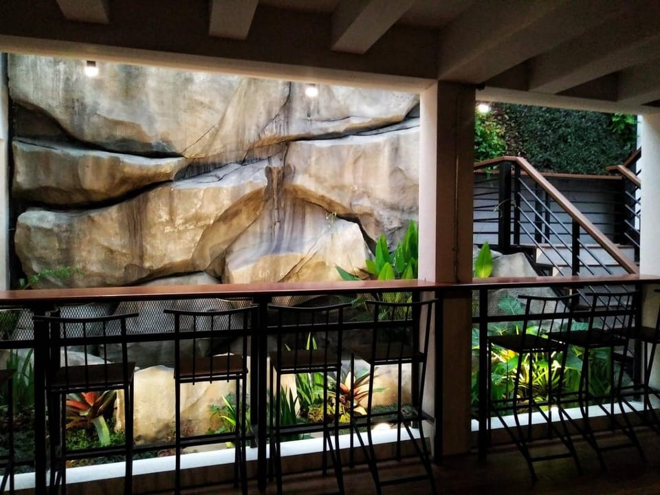 Restaurant/places to eat, Balcony/Terrace, Dining area