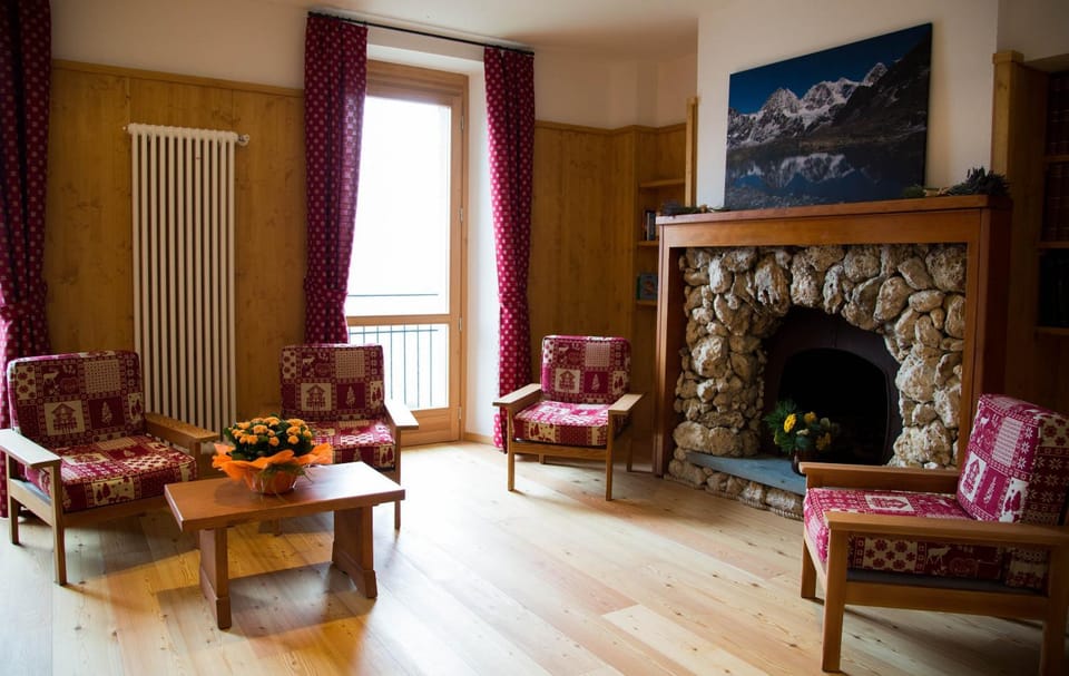 Communal lounge/ TV room