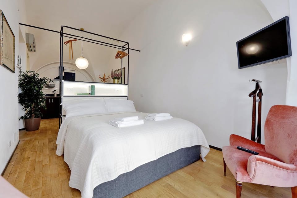 Bed, TV and multimedia, Photo of the whole room, Bedroom