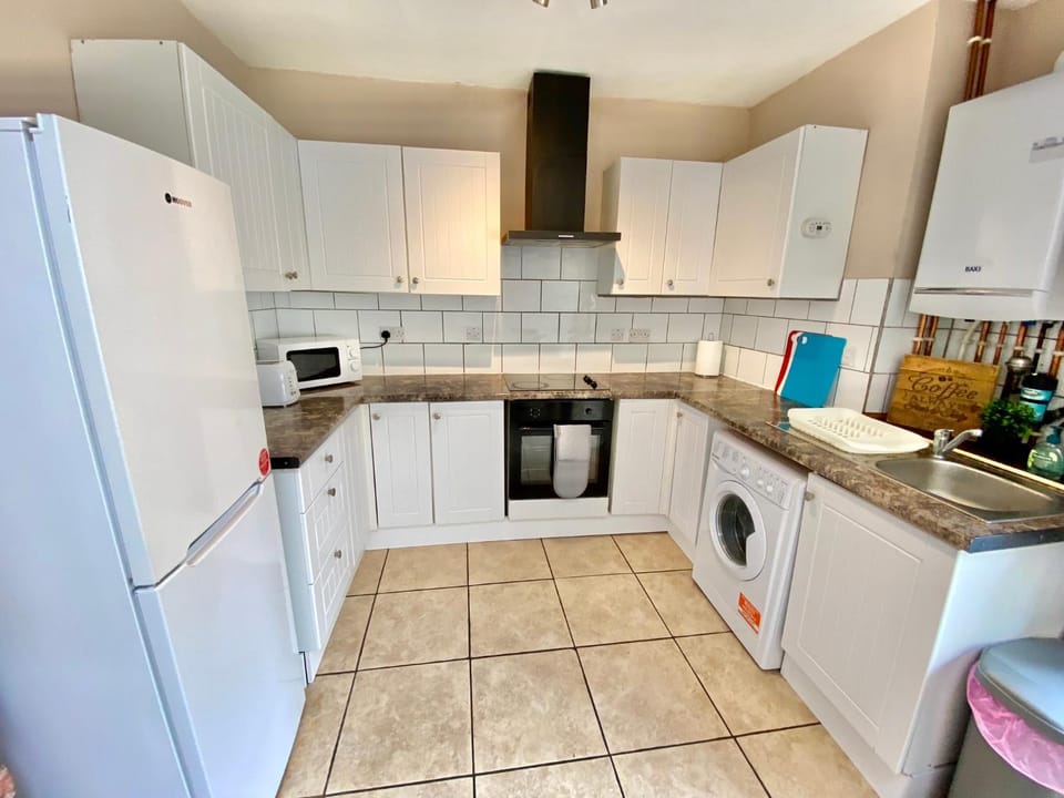 EasyRest House 1 Grantham - 6 Beds & Free Parking - Spacious & Comfy - Access to A1, Town Centre & Shops Apartment in Grantham