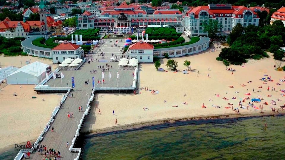 Nearby landmark, Restaurant/places to eat, Neighbourhood, Beach