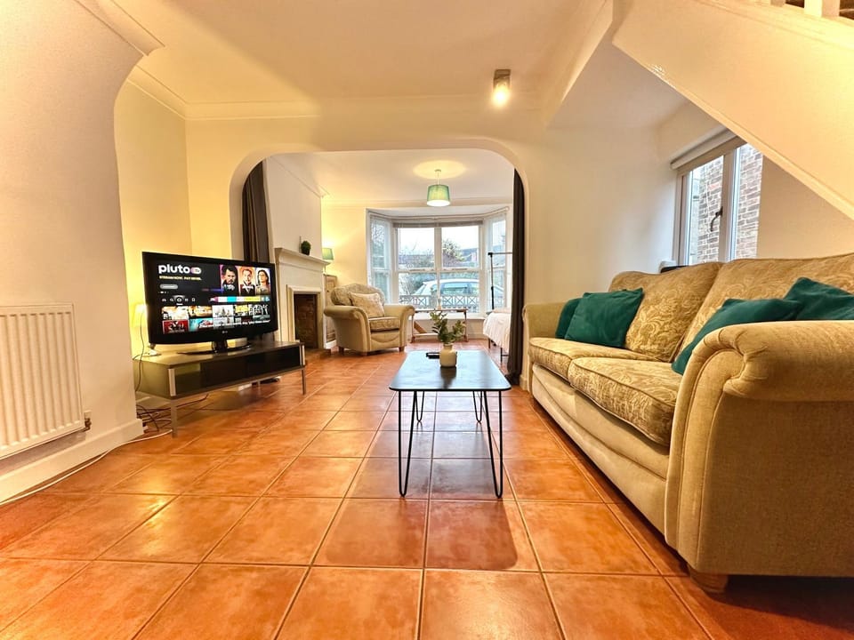 EasyRest Spalding - 6 Beds & Free Parking - Central & Quiet Location - Entire Spacious House Apartment in Spalding