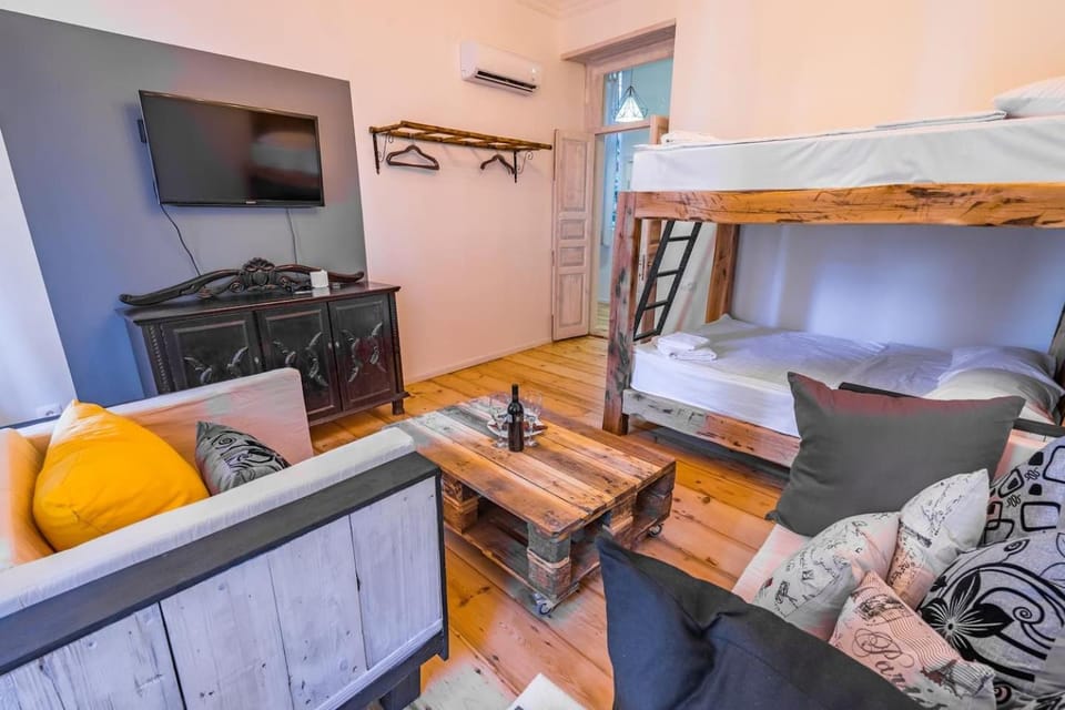 Bed, TV and multimedia, Seating area