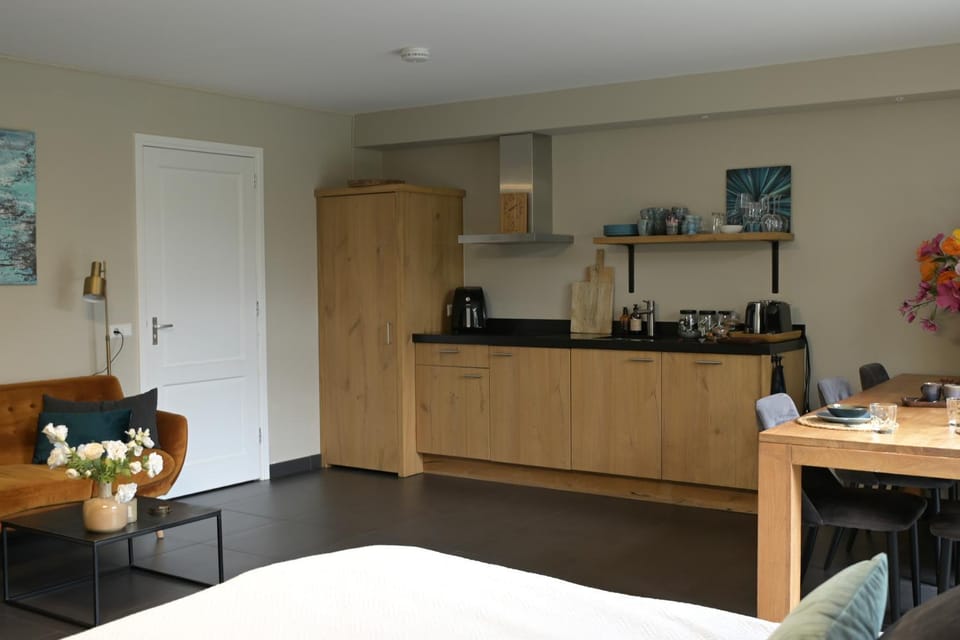 Coffee/tea facilities, Kitchen or kitchenette, Dining area, stove