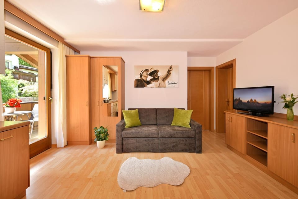 Communal lounge/ TV room, TV and multimedia, Living room, Seating area