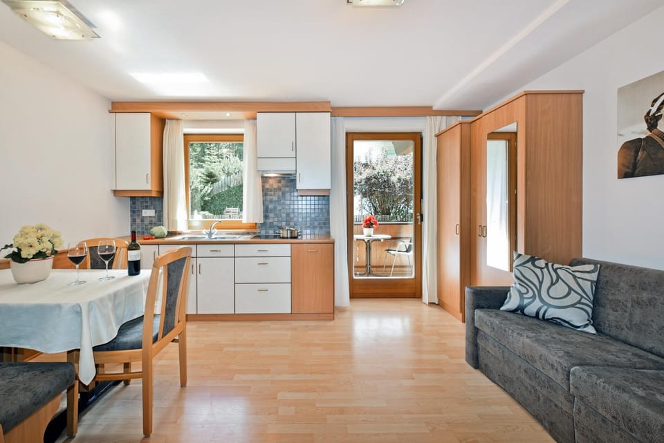 Kitchen or kitchenette, Dining area, Communal kitchen