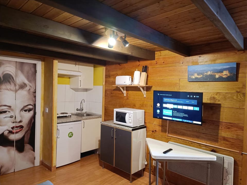 Kitchen or kitchenette, minibar