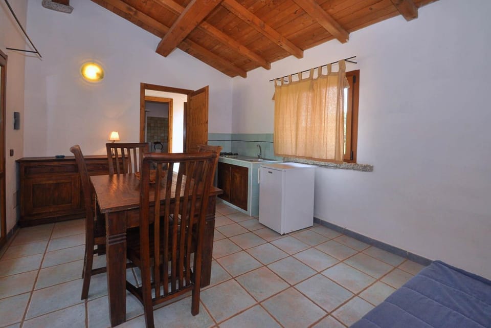 Coffee/tea facilities, Kitchen or kitchenette, Living room, Seating area, Dining area