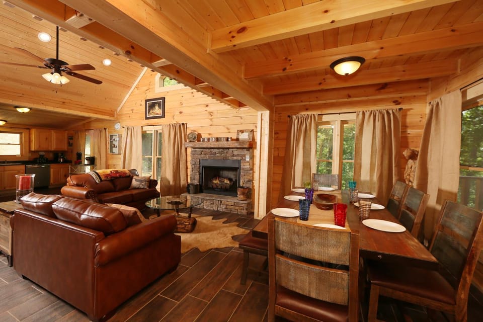 Gray Wolf Den House in Pigeon Forge