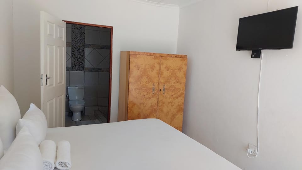 Bed, TV and multimedia, Photo of the whole room, Bedroom, wardrobe