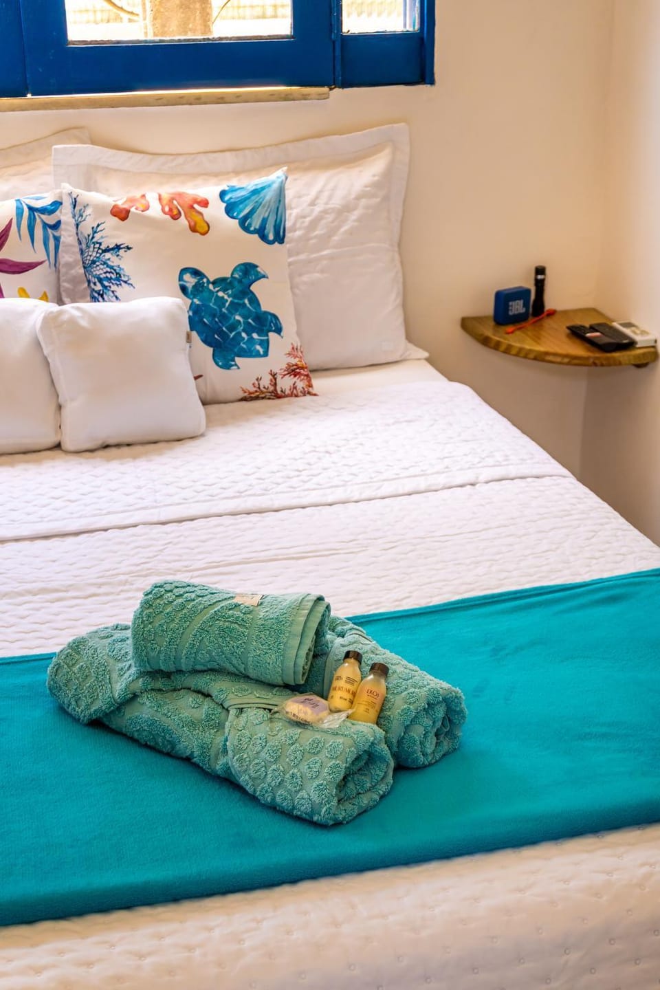 Bed, towels