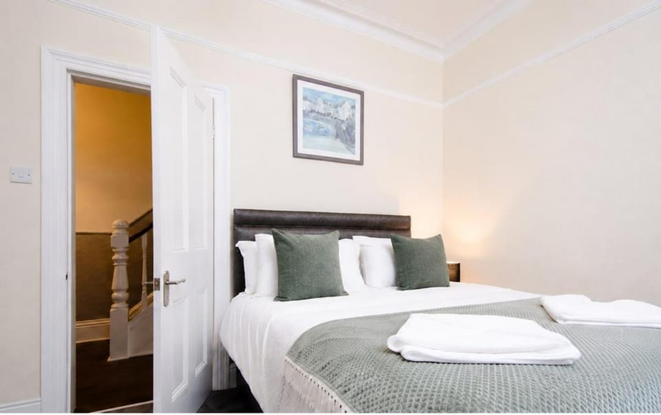 Scarborough Stays - Victorian Townhouse - 5 Bedrooms - SLEEPS 9 House in Scarborough