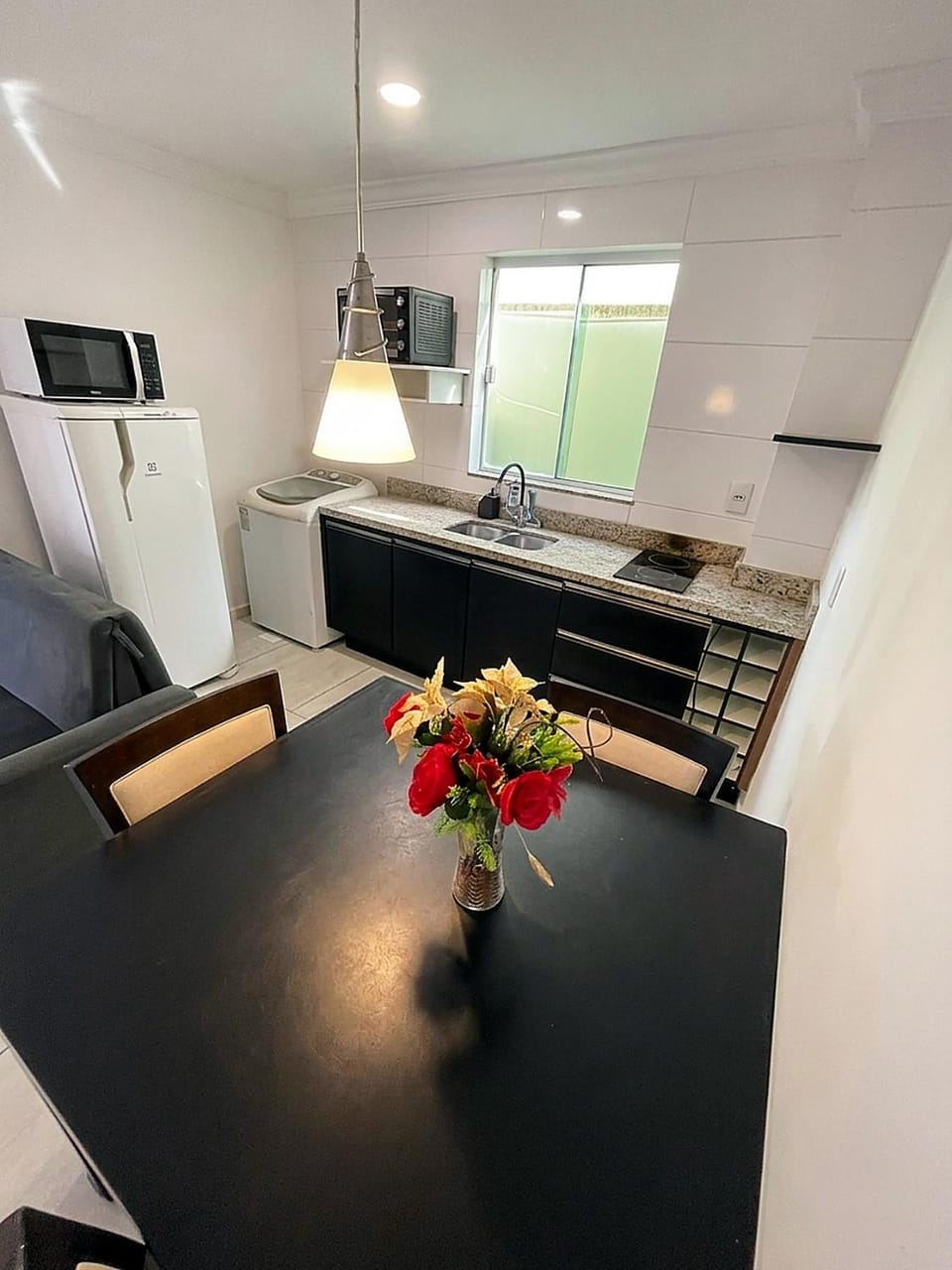 Kitchen or kitchenette, Dining area, microwave, minibar, oven, stove